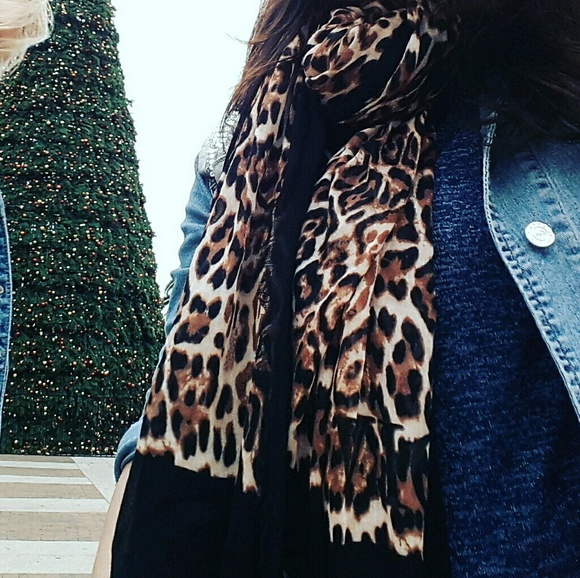 Leopard Scarf - Picture 2 of 3